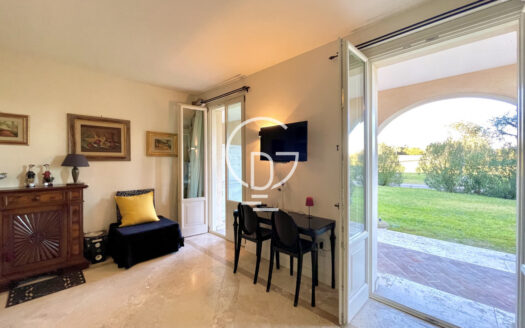 Studio-Apartment mit privater Veranda und Garage