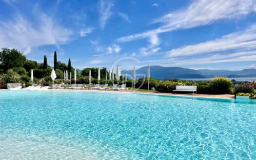Prestigeträchtige Residenz mit vollständigem Seeblick und privatem Pool