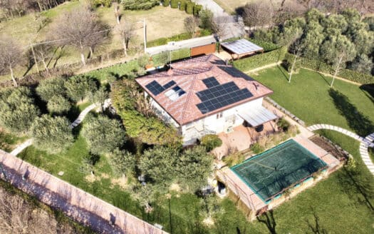 Villa singola di nuova costruzione con parco e piscina