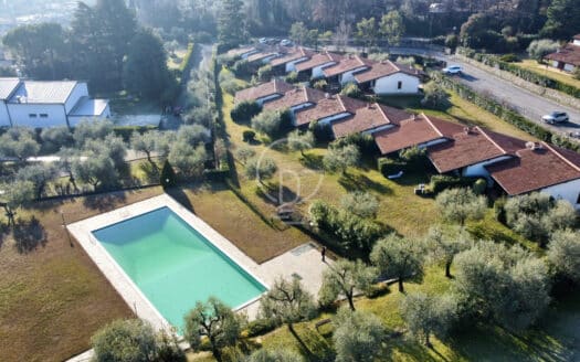 Elegante drei-zimmer-wohnung mit pool in moniga del garda