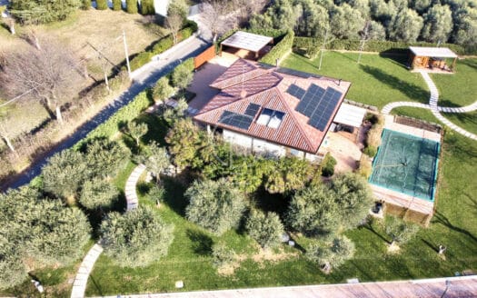 Villa singola di nuova costruzione con parco e piscina