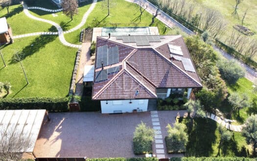 Villa singola di nuova costruzione con parco e piscina