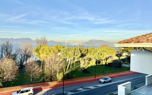 Exklusives penthouse mit seeblick in rivoltella del garda