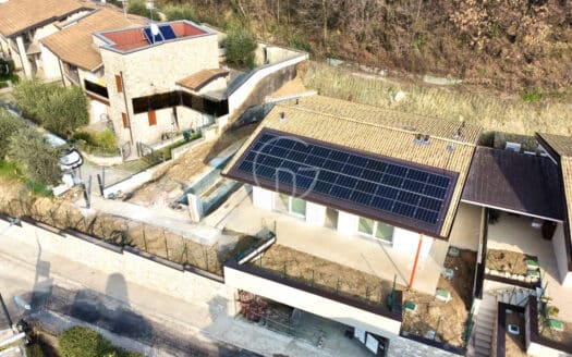 Neue Einzelvilla mit Pool