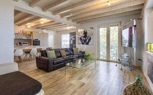 Attico a desenzano con vista lago