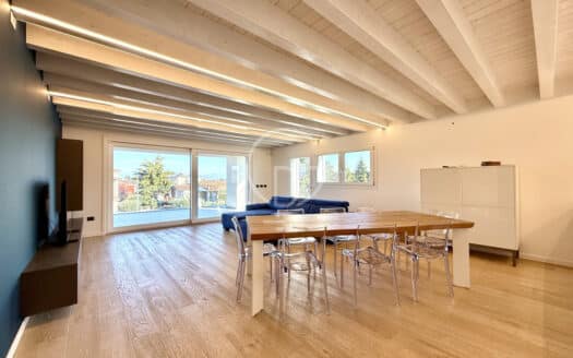 Prestigioso attico con solarium con vista lago