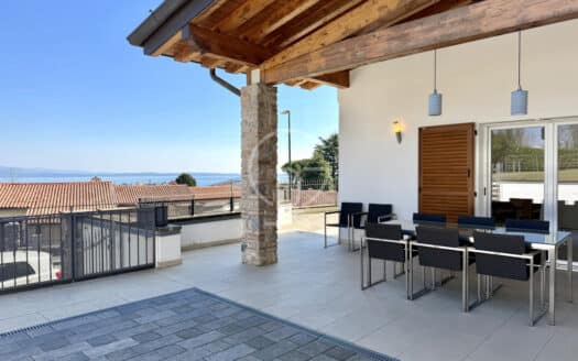 Elegante und renovierte Einzelvilla mit totalem Seeblick