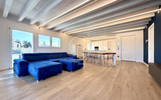 Prestigioso attico con solarium con vista lago