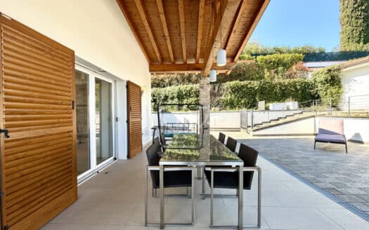Elegante und renovierte Einzelvilla mit totalem Seeblick