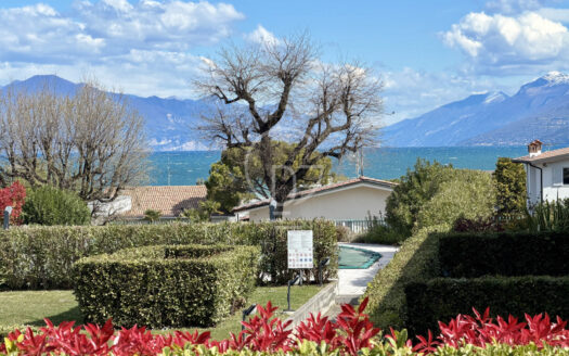 Appartamento con giardino e vista lago