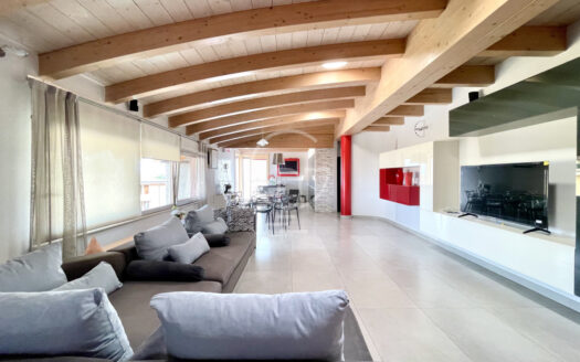 Elegante attico con perrazza e piscina a due dassi dal lago – desenzano del garda