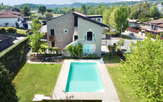 Elegante appartamento trilocale con piscina a moniga del garda