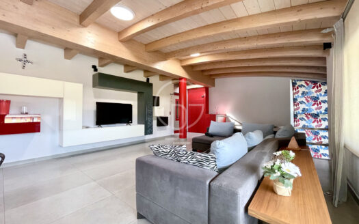 Elegante attico con perrazza e piscina a due dassi dal lago – desenzano del garda