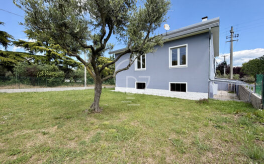 Villa unifamiliare con giardino privato e garage