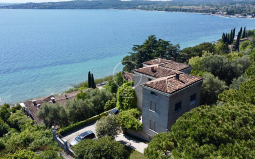 Villa storica fronte lago con accesso diretto al lago e darsena privata