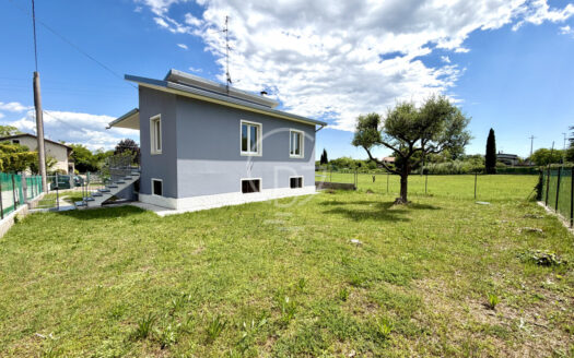 Villa unifamiliare con giardino privato e garage