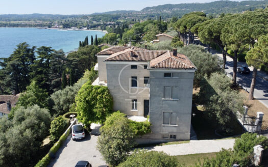 Villa storica fronte lago con accesso diretto al lago e darsena privata