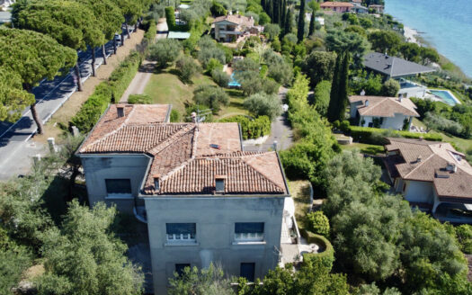 Villa storica fronte lago con accesso diretto al lago e darsena privata