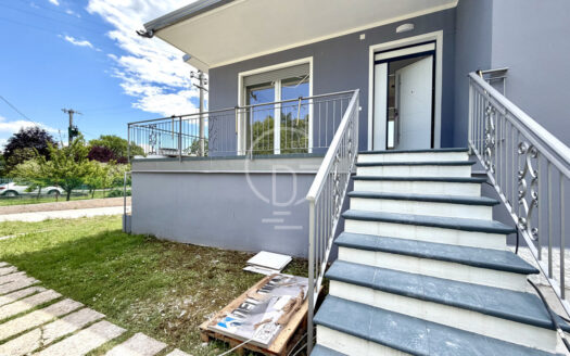 Villa unifamiliare con giardino privato e garage