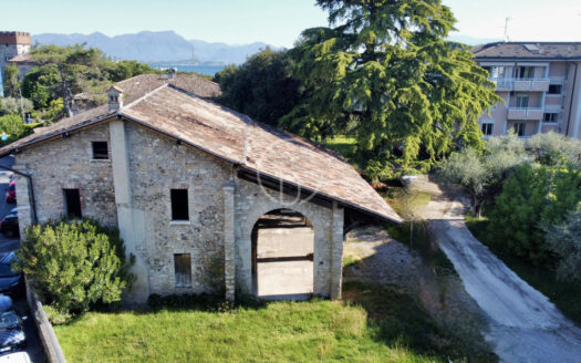 Dimora storica in pietra con ampi spazi e straordinario potenziale