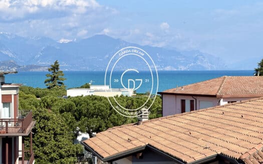 Villa di testa con giardino privato vicino al centro di desenzano