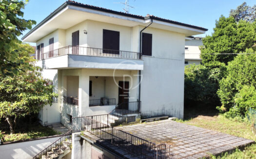 Importane villa bifamiliare con cubatura