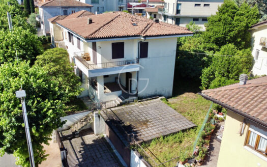 Importane villa bifamiliare con cubatura