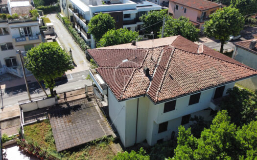 Importane villa bifamiliare con cubatura