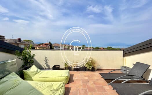 Attico con vista lago vicino al centro storico e al lago a desenzano del garda