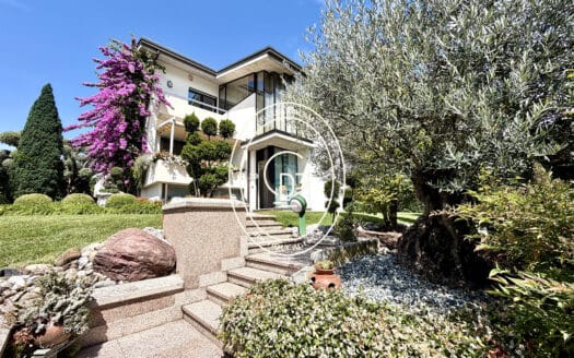 Prestigiosa villa fronte lago vicino al centro storico di desenzano del garda