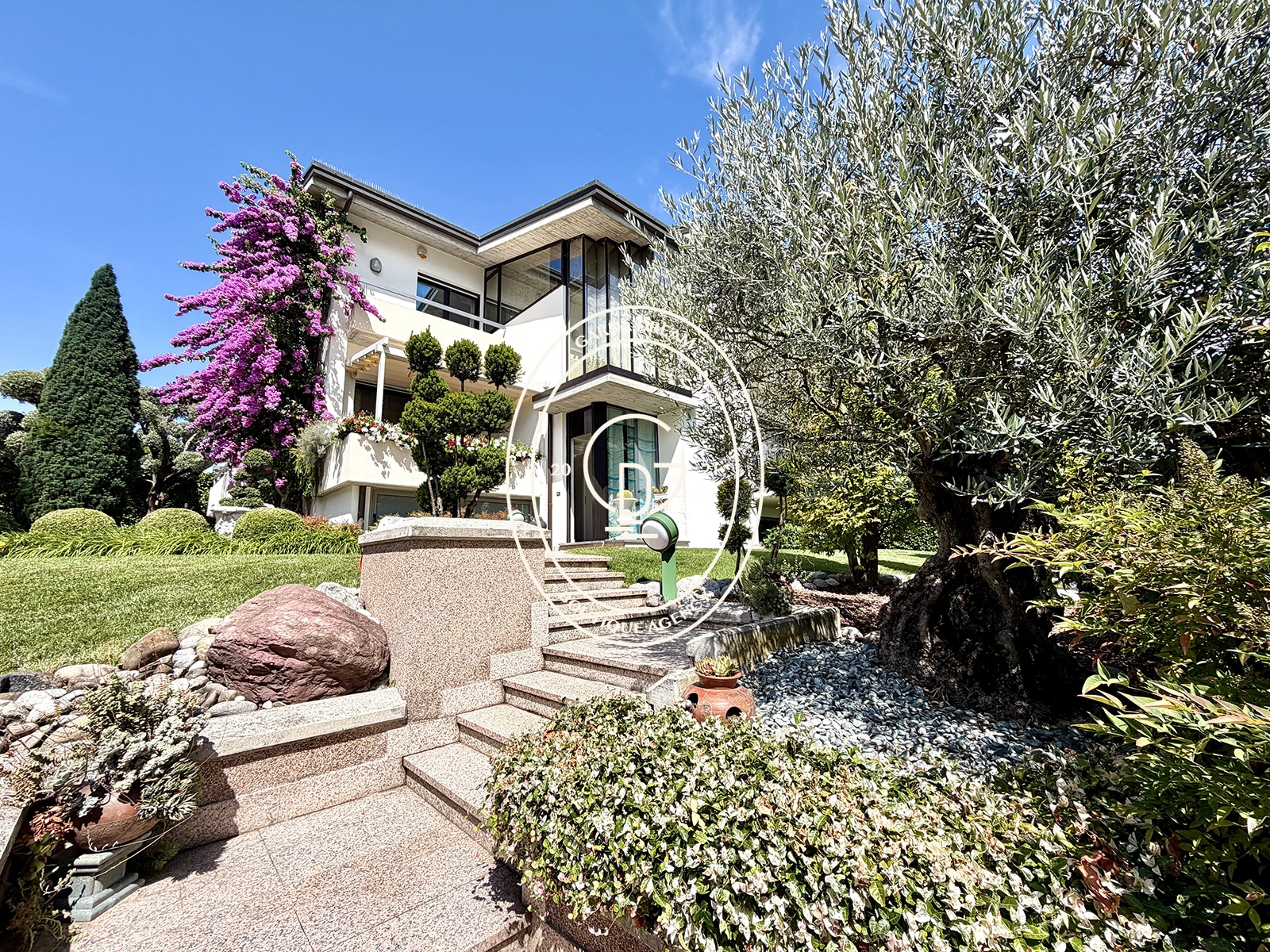 Prestigiosa villa fronte lago vicino al centro storico di desenzano del garda