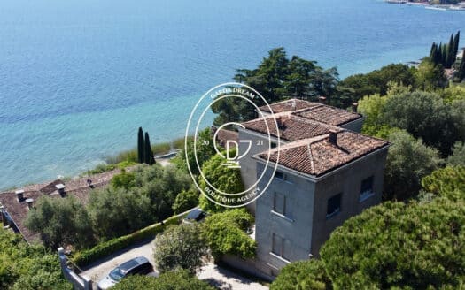 Villa storica fronte lago con darsena privata a padenghe sul garda