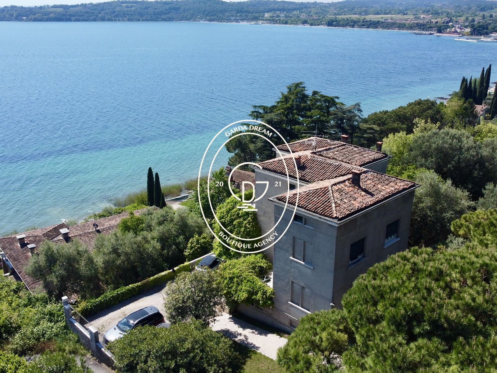 Historische villa direkt am see mit privater anlegestelle in padenghe sul garda