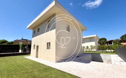 Ville singole con giardino e piscina a manerba del garda