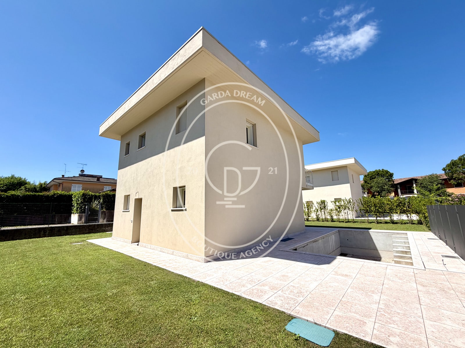Ville singole con giardino e piscina a manerba del garda