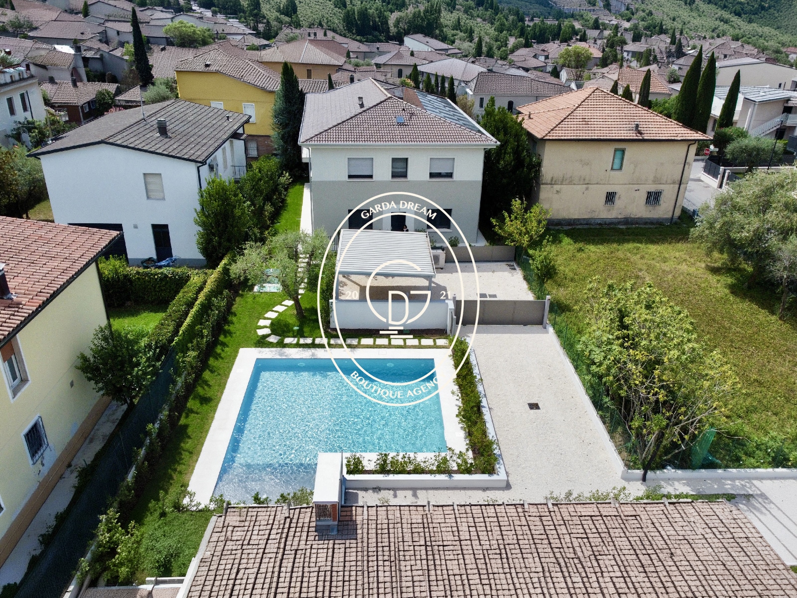 Elegante bifamiliare al primo piano con piscina a padenghe sul garda, a pochi passi dal lago